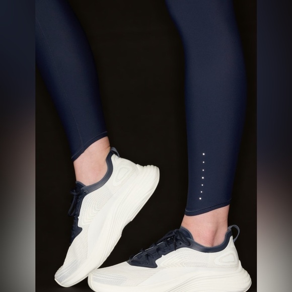 PACESETTER ULTRA HIGH RISE 7/8 LEGGING
Sleek PowerMove fabric - Picture 4 of 9